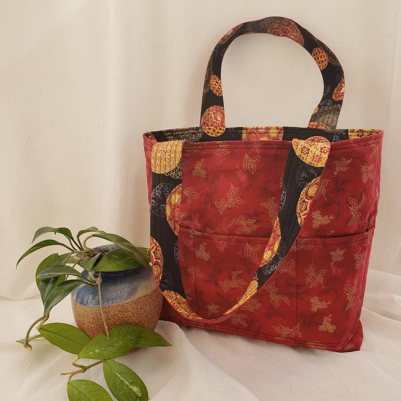 Christmas metallic ornaments on black with berry red accents /& inside 23 quilted straps 6 pockets Reversible cotton tote
