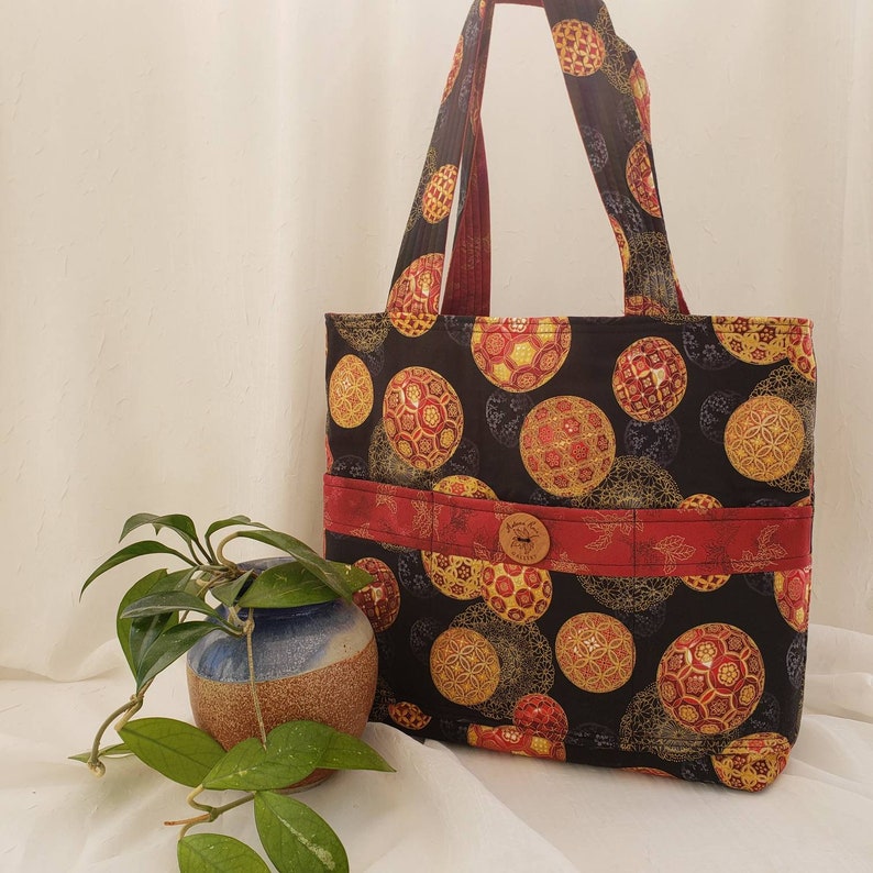 Christmas metallic ornaments on black with berry red accents /& inside 23 quilted straps 6 pockets Reversible cotton tote