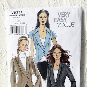 以下が含まれることがあります： 3つの異なるスタイルのブレザーの裁縫パターン。パターンはサイズ6-8-10-12用で、ベリーイージーヴォーグ製です。
