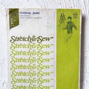 Może przedstawiać: Wzorzec szycia vintage na dziecięcą kurtkę, w zielono-białym schemacie kolorystycznym. Wzór nosi tytuł "Children's Jacket" i jest przeznaczony do dzianin. Numer wzoru to 970, a rozmiary to 8-10-12-14. Wzór pochodzi od Ann Person.