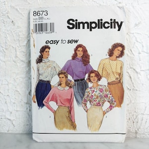 以下が含まれることがあります： Simplicity 8673の裁縫型紙封筒。5種類の異なるトップスデザインのイラストが描かれています。レースの襟やハイネックなど様々なネックラインがあり、長袖でゆったりとしたシルエットです。テキストにはブランド名のSimplicity、型紙番号8673、easy to sewというフレーズが含まれています。