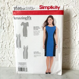 Könnte beinhalten: Simplicity Schnittmuster 1586 AA, mit einem farbblockierten Kleid-Design. Das Muster enthält die Größen US 10-18 und hebt geformte Prinzessnähte hervor. Das Kleid-Design hat eine blaue Mittelbahn mit schwarzen Seitenteilen. Das Muster ist von der Amazing Fit Kollektion.