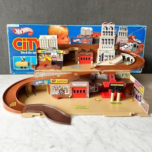 Vintage 1980 Mattel Hot Wheels City Sto & Go Set Fold Up Carry Case in Original Box