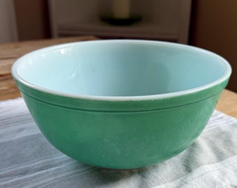 Vintage Pyrex Green Mixing Bowl: 2.5 Qt Ovenware
