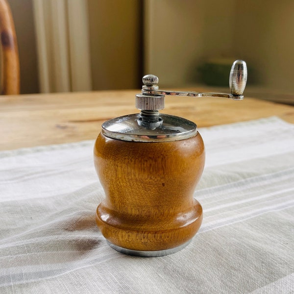 Vintage Pepper Grinder, Genuine Vintage Wood Peppermill