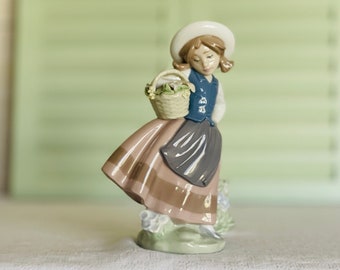 Lladro Heavens Lullaby Young Girl Sleeping on Crescent Moon 6583