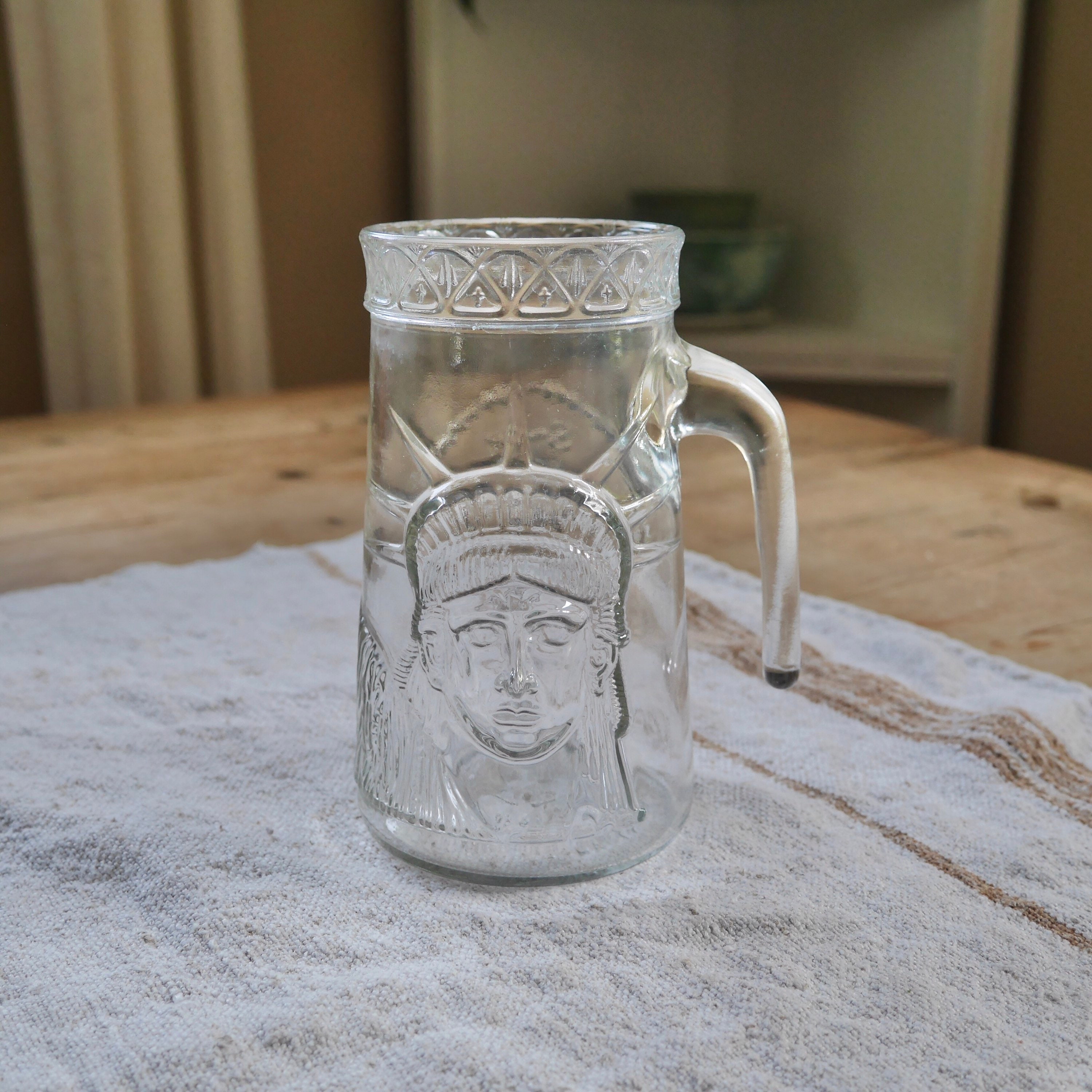 vintage anchor liberty glass de 1986, keep the torch lit mug par corp.