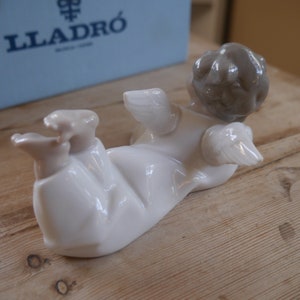 Authentic Porcelain Angel Lladro Figurine Reclining #4541 with Original Box image 5