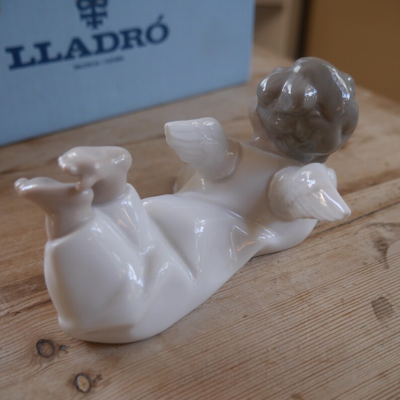 Authentic Porcelain Angel Lladro Figurine Reclining #4541 with Original Box image 5
