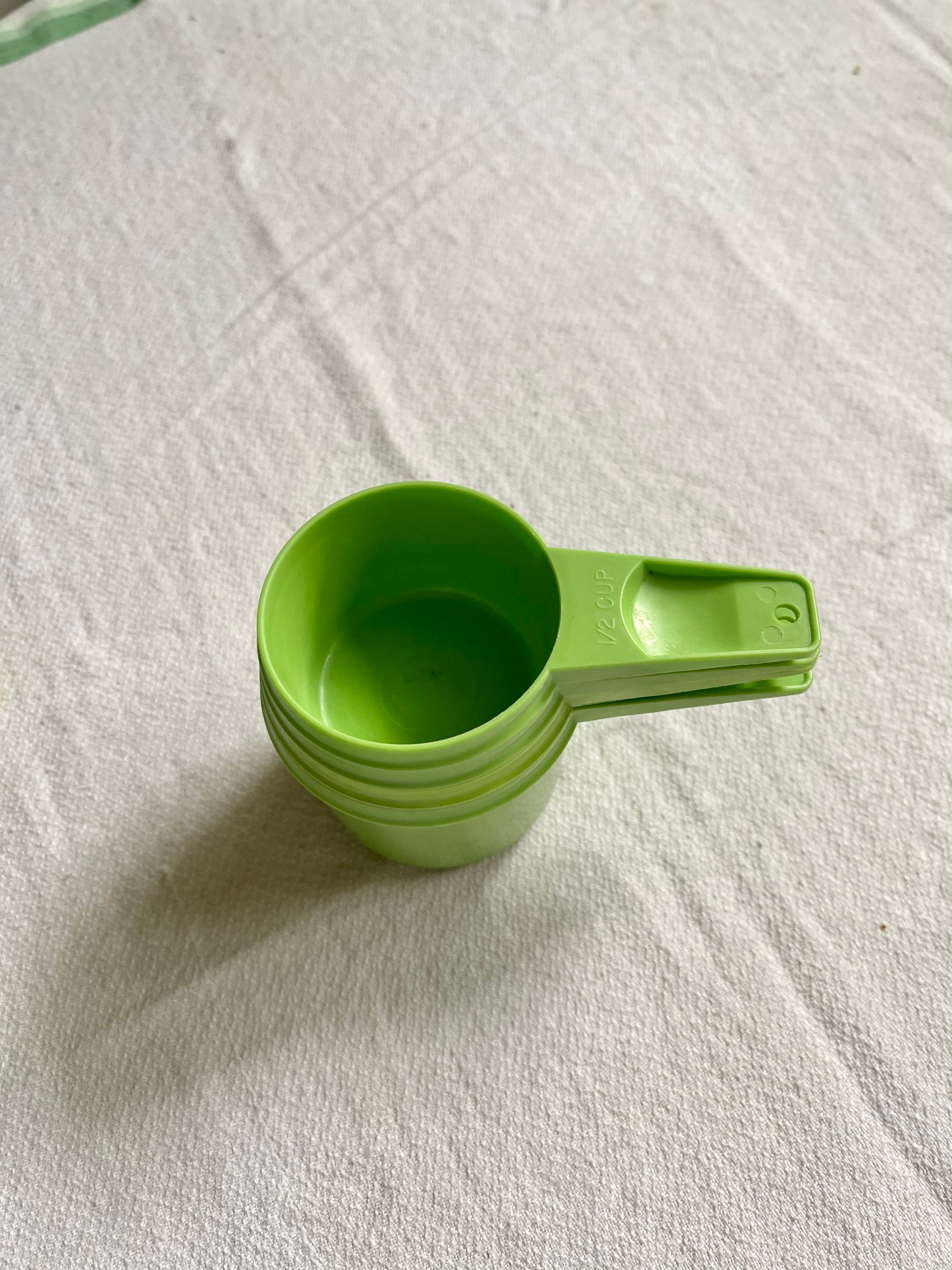 New Vintage Tupperware Measuring Cups Set of 6 Flat Apple Green Retro NOS