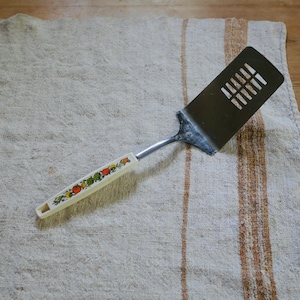 Authentic Vintage Ekco USA Chromium Plates Stainless Spatula In Spice of Life Pattern Handle /  EKCO Spatula with Vegetables on the handle