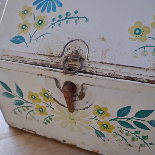 Vintage Metal White shops Floral Bread Box with Two Shelf Compartments / Vintage Metal Tin Bread Box