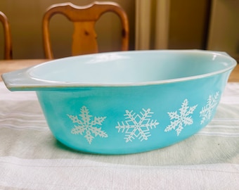 Vintage Pyrex Turquoise Snowflake Casserole Dish - 1.5 Quart Oval