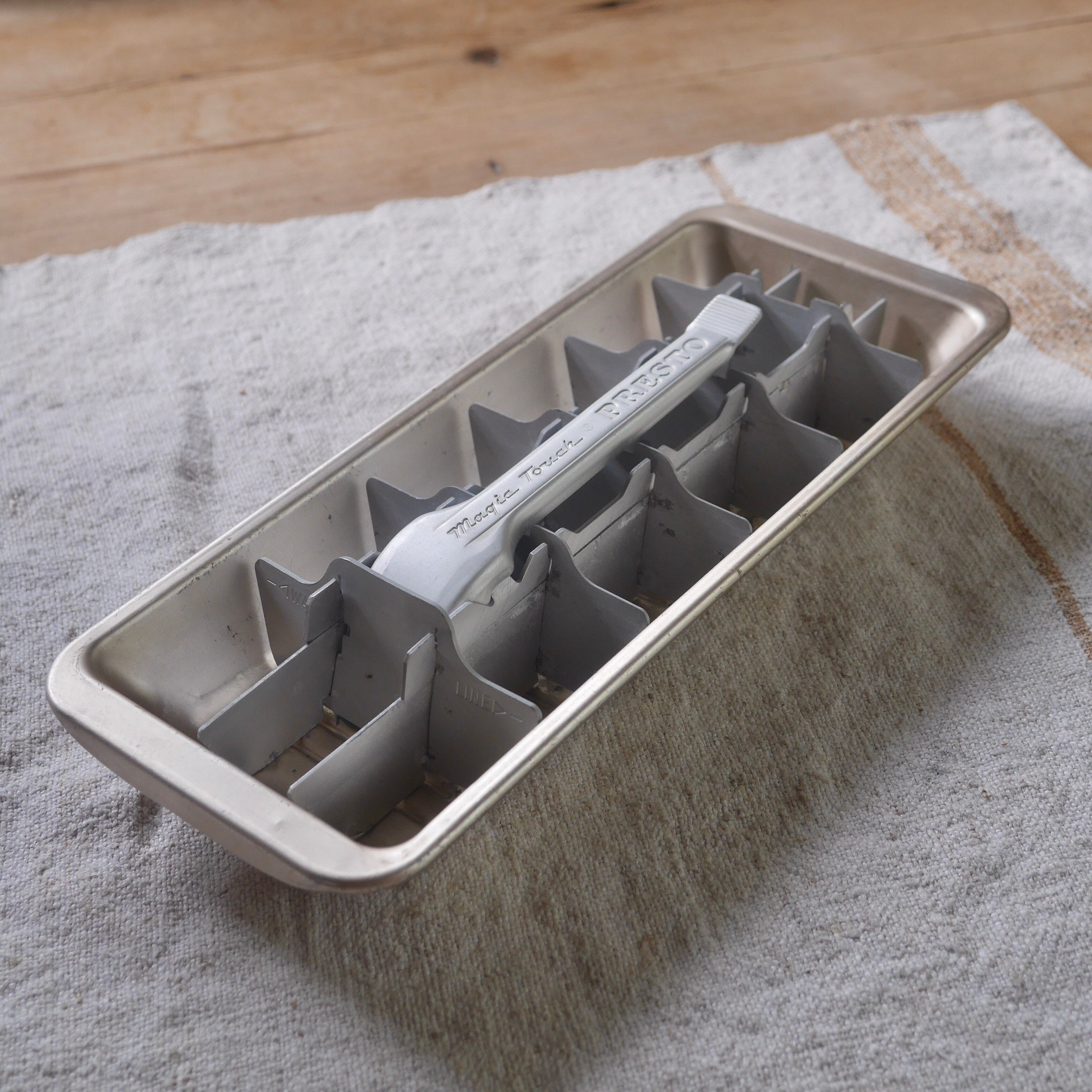 Old-fashioned metal ice cube trays: See some vintage Magic Touch