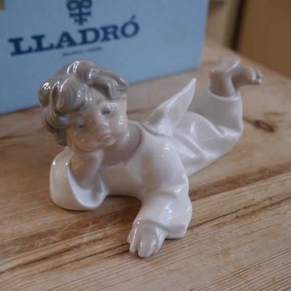 Authentic Porcelain Angel Lladro Figurine Reclining #4541 with Original Box
