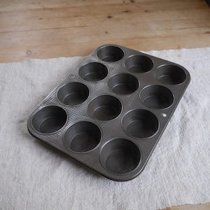 12 Cavity Muffin Baking Pan