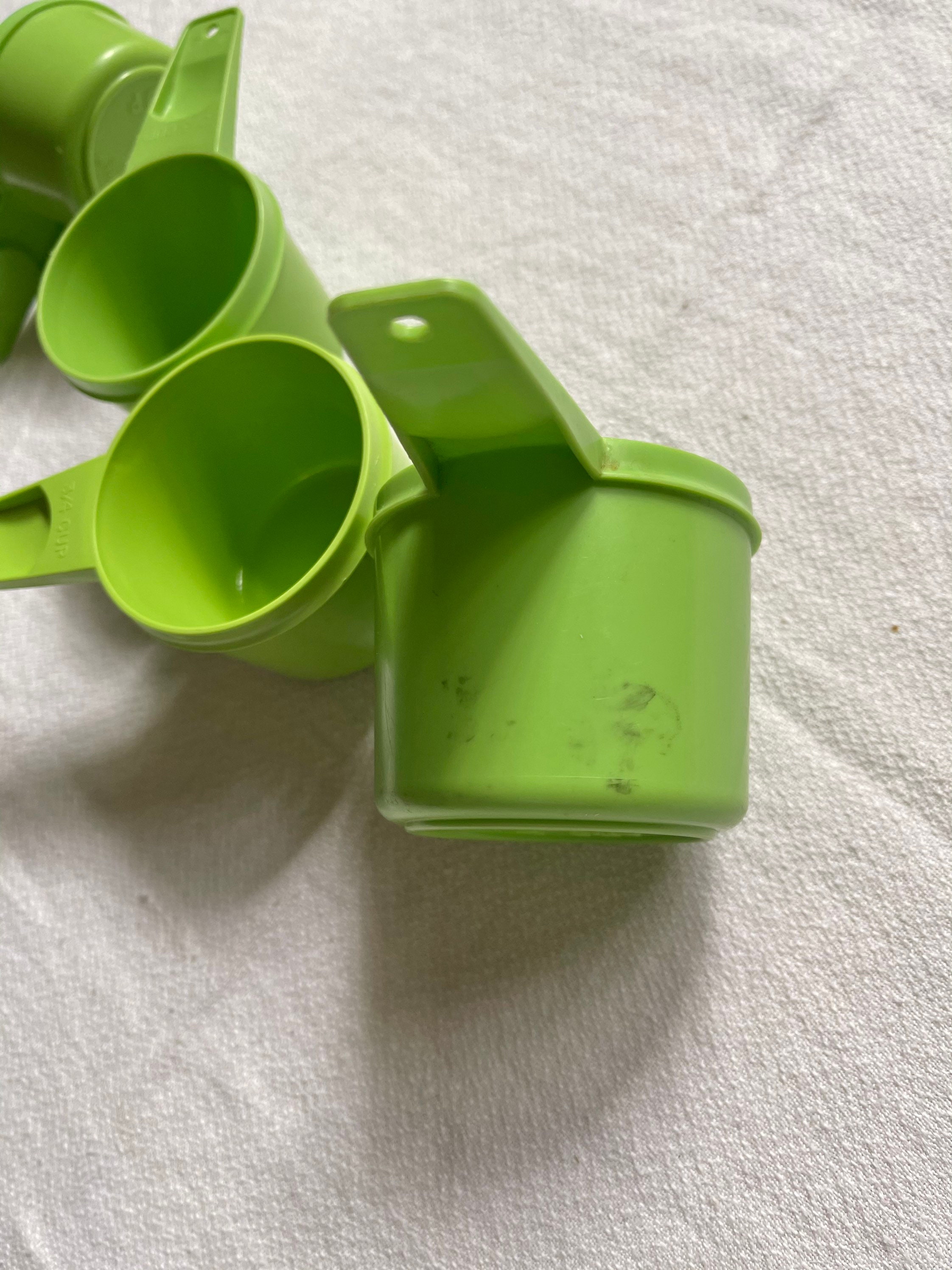 New Vintage Tupperware Measuring Cups Set of 6 Flat Apple Green