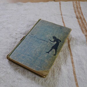 The Clue in the Crumbling Wall by Carolyn Keene, Nancy Drew Mystery Stories / Grosset & Dunlap New York Copyright 1930