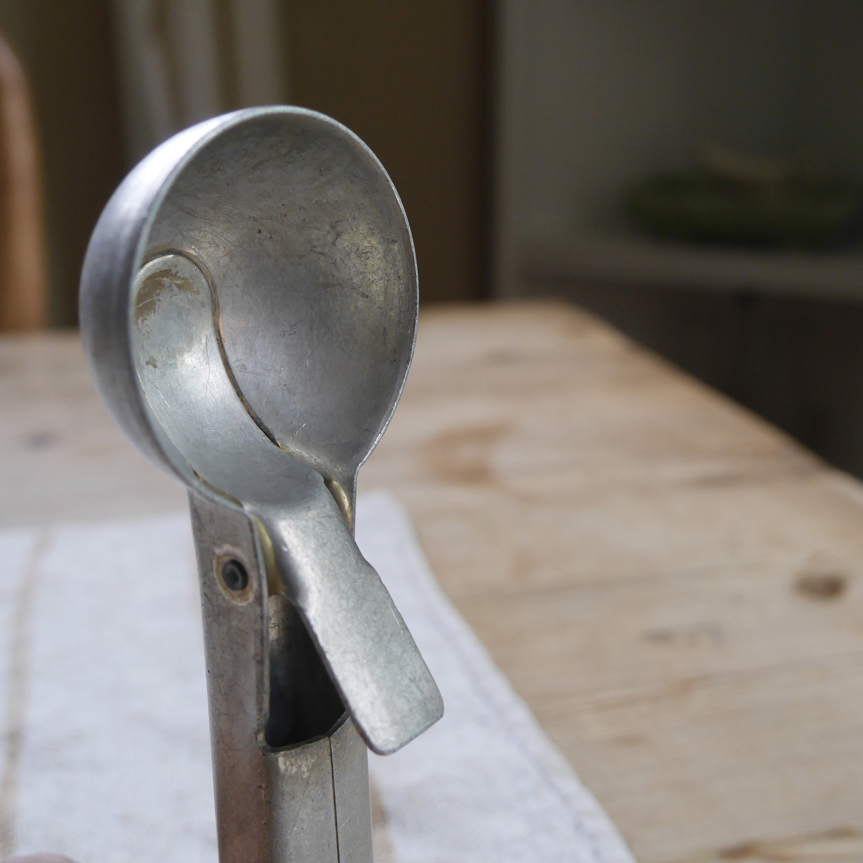 Vintage Cast Aluminum ICE CREAM SCOOP fluid in handle. Old fashioned