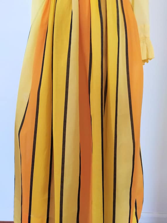 Vintage 1970s Ruffled Neck Striped Two-Tone Maxi … - image 6