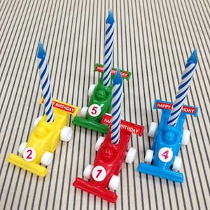 Candelabros de autos de carrera, 4 adornos para tartas de autos de Indy, palillos novedosos para cupcakes, vela de cumpleaños de plástico con forma de auto