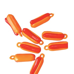 Puede incluir: Un conjunto de siete amuletos de plástico con forma de perrito caliente, cada uno con un pan amarillo y una salchicha roja en su interior. Los amuletos están en diferentes posiciones, algunos están de pie y otros están tumbados.