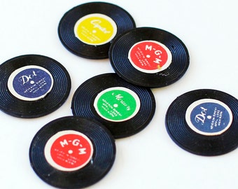 Vintage Schallplattenanhänger (12), Miniatur 45 RPM Schallplatten, Retro Kunststoff 1970er Jahre