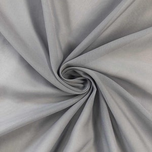 Tela de gasa gris oscuro de 58/60" de ancho, 100 % poliéster, suave, liviana, transparente y transparente. Se vende cortada a medida.