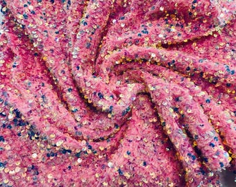 Roze iriserend stretchfluweel met glanzende pailletten van 5 mm, 137 cm breed. Stof wordt op maat gesneden verkocht.