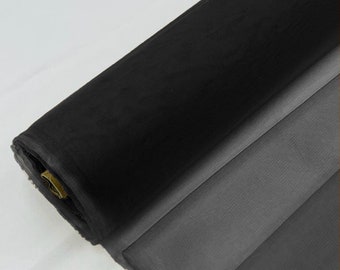 Peut inclure: Un rouleau de tissu tulle noir. Le tissu est transparent et a une texture douce et fluide.