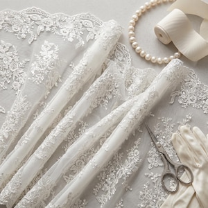 Vitt franskt pärlspetstyg på gårdsmässa, broderat brudspetstyg för bröllopsklänningar, slöjor, bal- och coutureklänningar