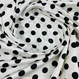 Zwarte 1/2 inch meerkleurige stip op een witte zachte charmeuse satijnen stof Verkocht op maat gesneden - 60 inch breed 100% polyester.