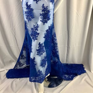 Puede incluir: Tela de encaje azul real con un patr&oacute;n floral. El encaje es transparente y tiene una textura delicada.