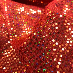 Lantejoulas redondas com holograma iridescente vermelho em um spandex metálico vendido por frete grátis nos EUA.