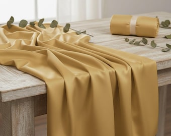 Tela de satén Lamour elástica mate color oro claro, 58" de ancho para prendas de vestir.