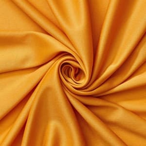 Könnte beinhalten: Ein einfarbiger senfgelber Stoff mit einer glatten, matten Textur. Das Material ist in einer engen, zentralen Spirale angeordnet, wodurch tiefe, strahlenförmige Falten und Schatten entstehen, die die gleichmäßige Farbe und den weichen Fall betonen.