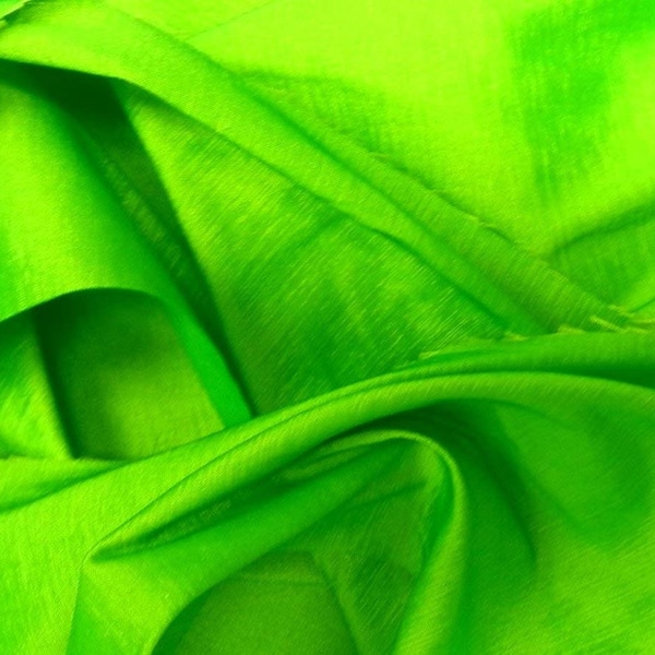 Tissu en taffetas bicolore extensible de poids moyen de 58 po de large, vendu au mètre.