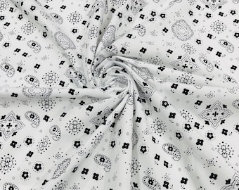Könnte beinhalten: Weißer Stoff mit schwarzem Paisley-Druck. Der Stoff ist gefaltet und zeigt das sich wiederholende Muster.