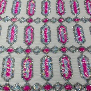 Snoeproze/zilver meerkleurig iriserend juweel-paillettenontwerp op een witte 4-weg stretch mesh-stof.