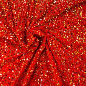 Economia iridescente transparente com lantejoulas brilhantes em veludo vermelho elástico de 2 vias, vendido por jarda.