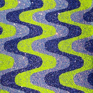 Puede incluir: Primer plano de una tela con un patrón ondulado en tonos azules y verde neón, cubierta de lentejuelas. La tela tiene un borde de terciopelo en la parte superior e inferior. Las lentejuelas brillan, reflejando la luz.