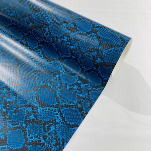 Rembourrage en faux cuir bleu royal/noir de 54 po. de large, tissu en faux cuir PVC et vinyle 3D à texture peau de serpent vipère par mètre