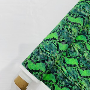 Imprimé serpent python vert/noir sur un nylon et élasthanne extensible dans les 4 sens/58 po. de large/vendu par mètre.