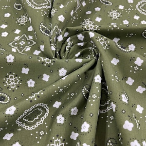 Tecido verde-oliva com estampa de bandana, 147/150 cm de largura, 65% poliéster e 35% algodão. Ideal para máscaras faciais, roupas, fantasias e patchwork.