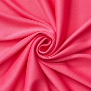 Könnte beinhalten: Ein einfarbiger, kräftig pinker Stoff mit einer glatten, matten Textur. Das Material ist in einem zentralen Spiralwirbel angeordnet, wodurch tiefe, fließende Falten und Schatten entstehen, die vom Mittelpunkt aus über das Bild strahlen.