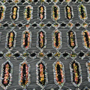 Regenboog/zilver meerkleurig iriserend ontwerp met juweel-pailletten op een zwarte 4-weg stretch mesh-stof.