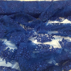Puede incluir: Tela de encaje azul real con un dise&ntilde;o floral. El encaje est&aacute; adornado con lentejuelas y cuentas.