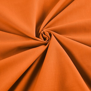 Könnte beinhalten: Nahaufnahme eines Wirbels aus orangefarbenem Stoff. Der Stoff ist einfarbig und scheint ein mittelschweres Material zu sein. Die Falten und Knitter erzeugen ein Spiralmuster, wobei die Mitte des Wirbels am dunkelsten ist.
