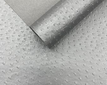 Tessuto vinilico effetto pelle di struzzo color argento metallizzato, largo 137 cm (54"), ideale per tappezzeria e lavori di artigianato.
