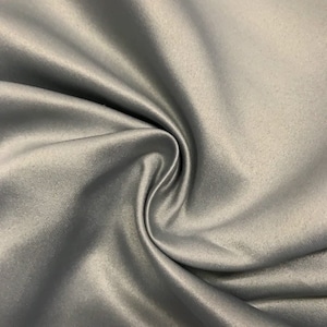 グレー マット サテン (Peau de Soie) ダッチェス ファブリック ブライズメイド ドレス 幅 58 ～ 60 インチ ヤード単位で販売。